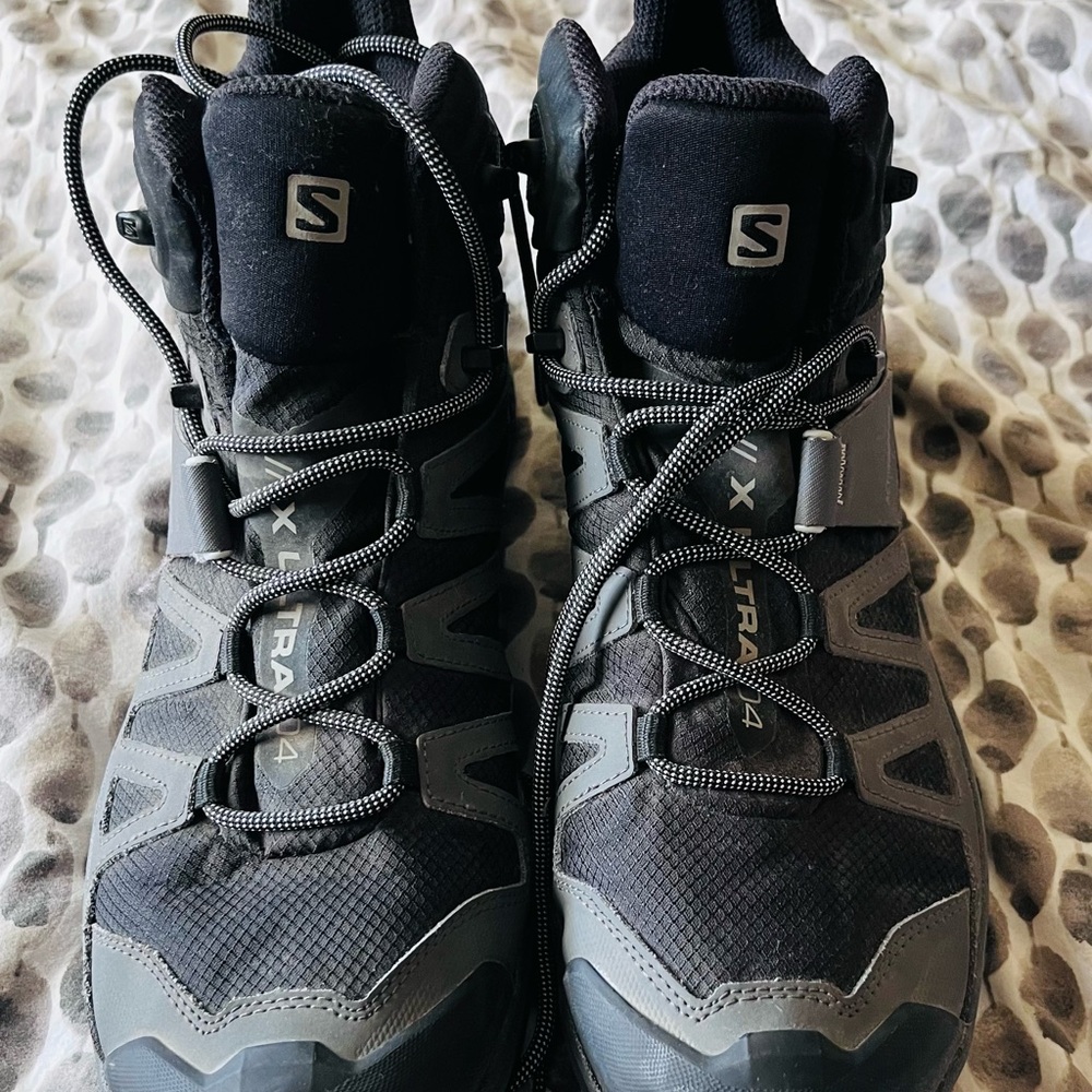 Salomon Men's Black and Gray Athletic Shoes